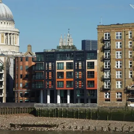 Modern Apartment In Central London By River Thames